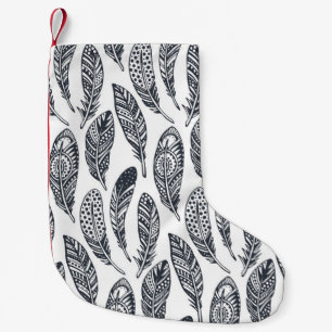 Handgezeichnete, tribale Federn, Vintage-Muster. Kleiner Weihnachtsstrumpf