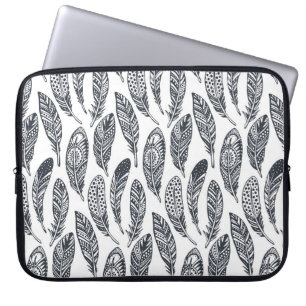 Handgezeichnete, tribale Federn, Vintage-Muster. Laptopschutzhülle