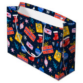 Handgezeichnetes farbiges Weihnachtsmuster, Tief B Große Geschenktüte (Rückseite Schrägansicht)