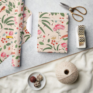 Handgezeichnetes florales Muster mit Vögeln und Bi Geschenkpapier