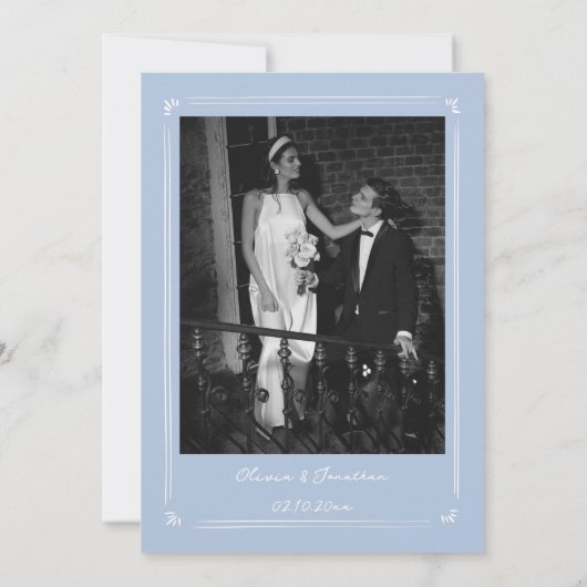 Handgezeichnetes Foto Weiß und Dusty Blue Wedding Einladung (Rückseite)