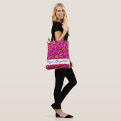 Handgezeichnetes Hot Pink & Orange Daisy Muster Tasche (Am Model)