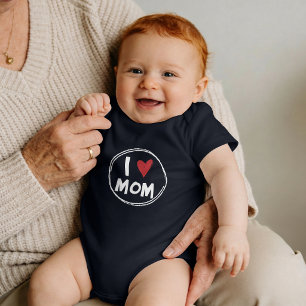 Handgezeichnetes "Ich liebe Mama" Herz Zitat Baby Strampler