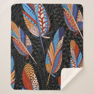 Handgezeichnetes nahtloses Muster mit Federn. Colo Sherpadecke