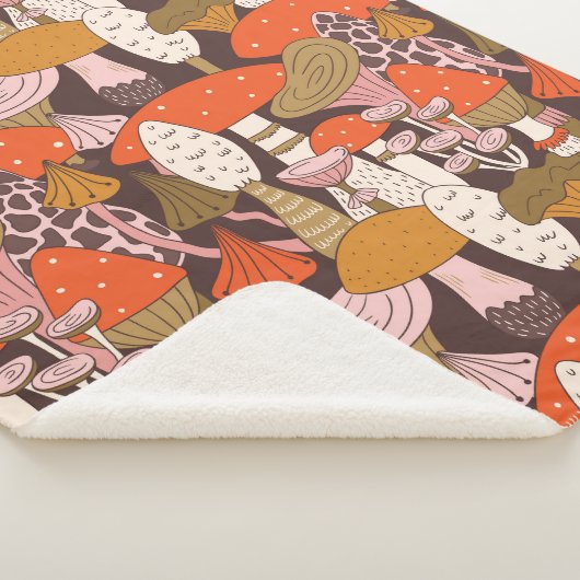 Handgezeichnetes, nahtloses Muster von Pilzen und Sherpadecke (3/4)