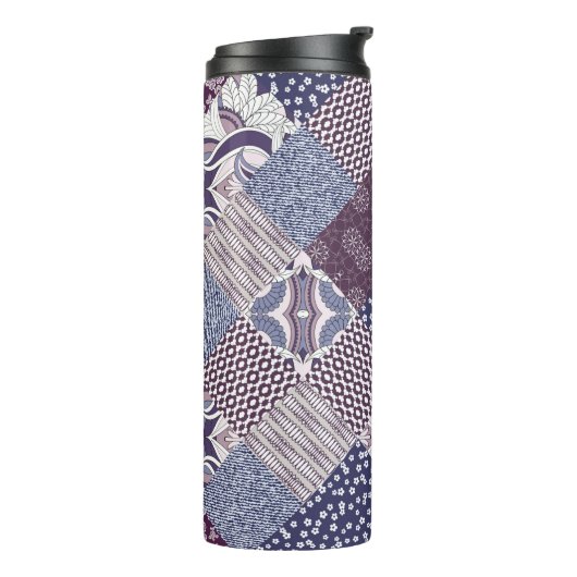 Handgezeichnetes, nahtloses Patchwork-Muster. Vint Thermosbecher (Nach links gedreht)