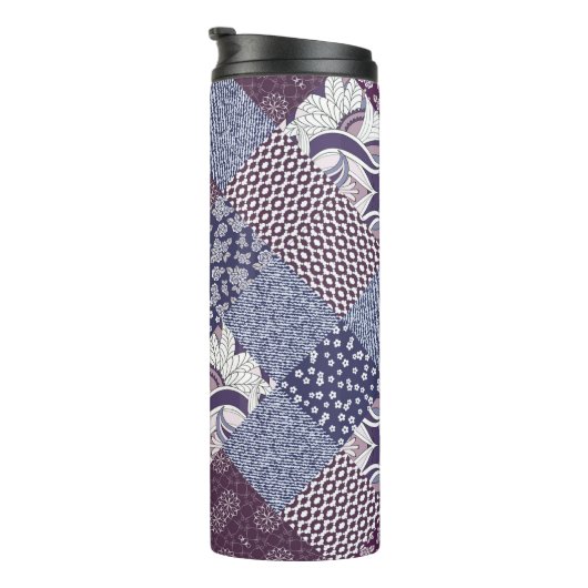 Handgezeichnetes, nahtloses Patchwork-Muster. Vint Thermosbecher (Nach rechts gedreht)