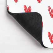 Handgezeichnetes rotes Herzen-Muster – Minimaler V Mousepad (Ecke)