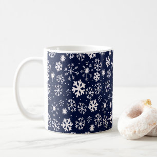 Handgezeichnetes Schneeflocken-Gestöber mit navybl Kaffeetasse