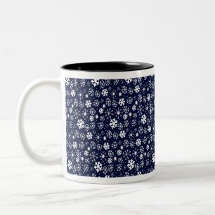 Handgezeichnetes Schneeflocken-Gestöber mit navybl Zweifarbige Tasse