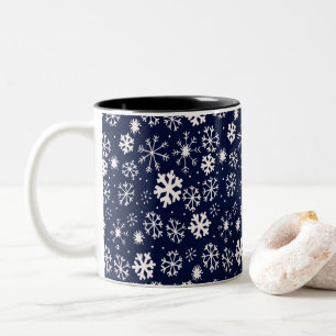 Handgezeichnetes Schneeflocken-Gewitter mit navybl Zweifarbige Tasse