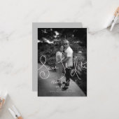 Handgezeichnetes Skript Save the Date Schwarz-weiß Karte (Vorderseite/Rückseite Beispiel)