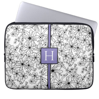 Handgezeichnetes weißes Blumenmuster mit lila Mono Laptopschutzhülle