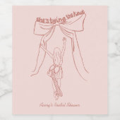 Handgezeichnetes Whimsical Coquette Bow Brautparty Weinetikett (Einzelnes Label)