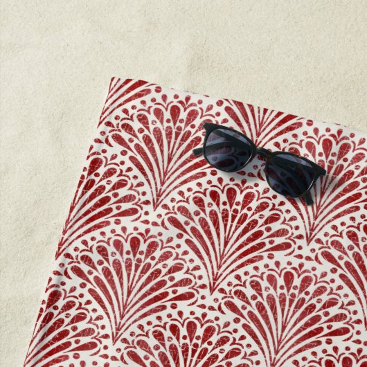 Handgezogene Bohemische Schuppen, rot auf Creme Strandtuch (Beispiel)