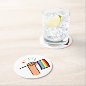 Handgezogene Hand Wave einer Regenbogenflagge Runder Pappuntersetzer (Vor Ort)
