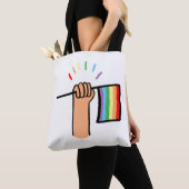 Handgezogene Hand Wave einer Regenbogenflagge Tasche (Von Nahem)