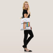 Handgezogene Hand Wave einer Regenbogenflagge Tasche (Am Model)