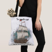 Handgezogenes Schiff mit Bow-Welle auf Splash-Hint Tasche (Von Nahem)
