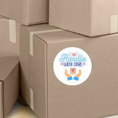 Handhabung mit vorsichtigen klassischen Round-Stic Runder Aufkleber