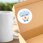 Handhabung mit vorsichtigen klassischen Round-Stic Runder Aufkleber