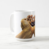 Handhaltung Schmetterling digitale Naturkunst Kaffeetasse (Vorderseite Links)