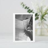 Händlerin schnürt Hochzeitskleid zurück Postkarte (Stehend Vorderseite)