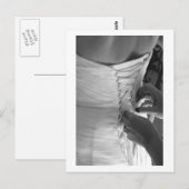 Händlerin schnürt Hochzeitskleid zurück Postkarte (Vorne/Hinten)