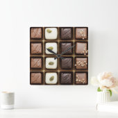 Handmade luxury chocolate in a box quadratische wanduhr (Zuhause)