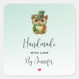Handmade mit Liebe Niedlich Owl in einem grünen To Quadratischer Aufkleber