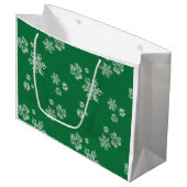 Handmade Snowflake Flurries - Bright Green & White Große Geschenktüte (Vorderseite Schrägansicht)