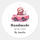 handmade with Love Sloth in a Pink Convertible Runder Aufkleber (Vorderseite)