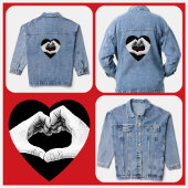 Hands bilden Herzloverinitialen Jeansjacke