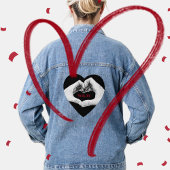 Hands bilden Herzloverinitialen Jeansjacke