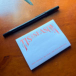 Handschrift das Weihnachtsfest der Jahreszeit Post-it Klebezettel<br><div class="desc">Passen Sie mit dem Jahr und Ihrer eigenen kleinen Nachricht in der Schleife an. Illustriert von Becky Nimoy</div>