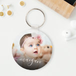 Handschriftenschrift für benutzerdefinierte Baby-F Schlüsselanhänger<br><div class="desc">Erstellen Sie Ihren eigenen personalisierten runden Schlüsselanhänger mit Ihrem individuellen,  modernen,  handgeschriebenen Skriptnamen und Ihrem Lieblings-Baby-Foto.</div>