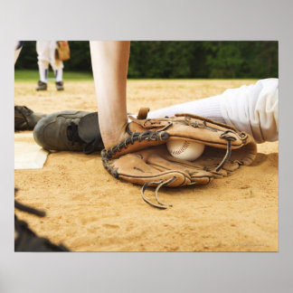 Handschuh des Baseballspielers, der die Runner aus Poster