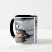 Handsome Hooded Merganser on Move Tasse (Vorderseite Links)