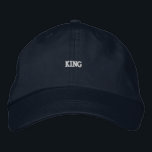 Handsome KING Custom Text name Men's Alltag Wear Bestickte Baseballkappe<br><div class="desc">Mit dieser Marinekappe,  mit "King" in eleganter Stickerei,  lassen Sie Ihre königliche Seite aussehen. Die verstellbare Baumwollkonstruktion sorgt für Komfort und Langlebigkeit. Bleibe stylish und komfortabel mit dieser Marinekappe aus Baumwolle und individuell auf den Alltag abgestimmt.</div>
