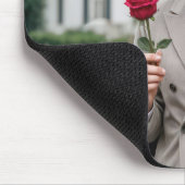 Handsome Man hält eine Rote Rose Mousepad (Ecke)