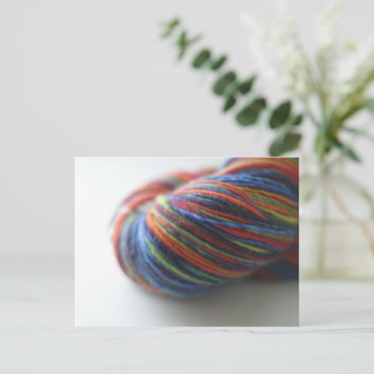 Handspun-Garne in Regenbogen Postkarte (Stehend Vorderseite)