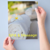 Handtuch aus weißem WELLNESS-CENTER Flyer (Hand)