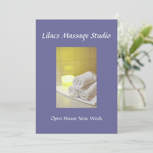 Handtücher und Kerzen in einem Wellness-Center Einladung (Stehend Vorderseite)