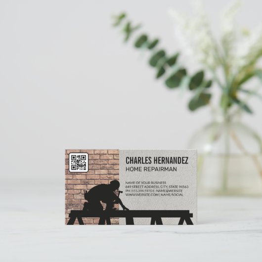 Handwerker, der am Dach arbeitet | Mauer | QR-Code Visitenkarte (Stehend Vorderseite)