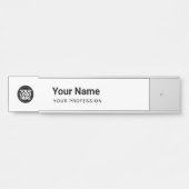 Handwerkliche Bezeichnung für einfache weiße Unter Türschild (Vorderseite )