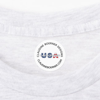 Handwerkskünstler nähen Eisen auf Etiketten