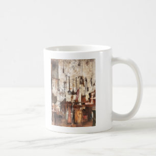 Handwerkzeuge im Maschinenladen Kaffeetasse