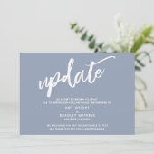 Handwriting abgebrochen Hochzeitsupdate Dusty Blue Einladung (Stehend Vorderseite)