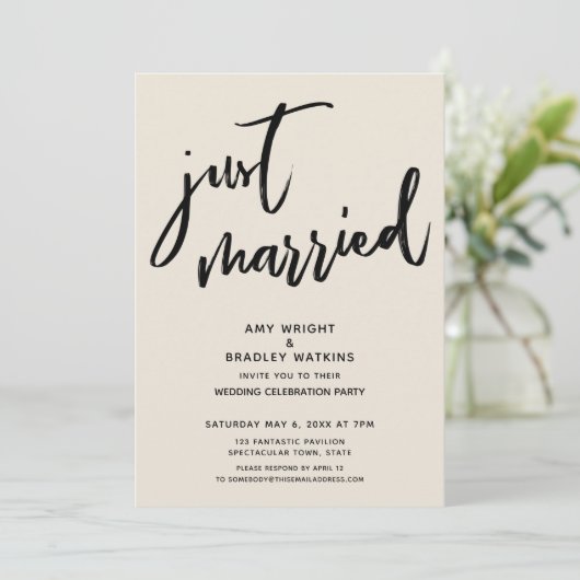 Handwriting Just Married Cream Hochzeit Empfang Einladung (Stehend Vorderseite)