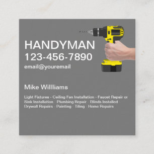Handyman, der ein Handwerkzeug für die Power-Bohru Quadratische Visitenkarte